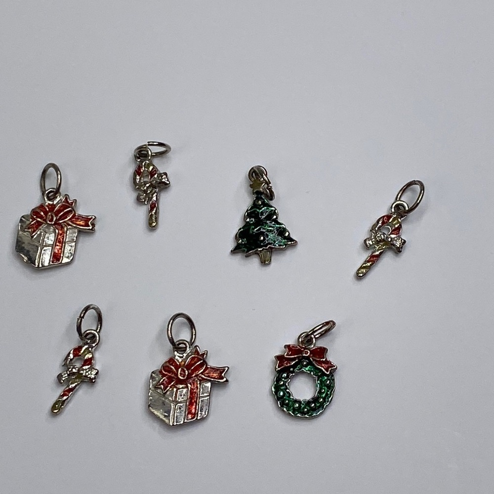 Set Of 7 Christmas-Themed Charms With Candy Cane Tree Wreath & Gift Designs